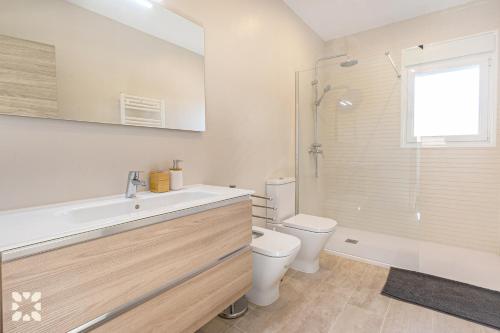 een badkamer met een toilet, een wastafel en een douche bij Villa Socrates by Abahana Villas in Calpe
