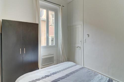 ニースにあるLovely Cosy Flat in Nice old townの白いベッドルーム(ベッド1台、窓付)