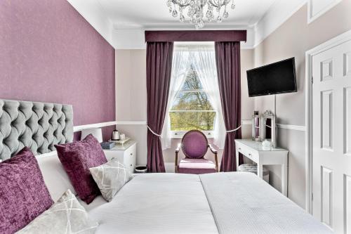 Un dormitorio con una cama grande y una ventana en The Berburry, en Torquay
