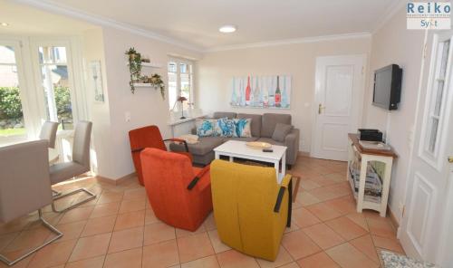 een woonkamer met kleurrijke stoelen en een bank bij Syltrose Whg 2 in Westerland