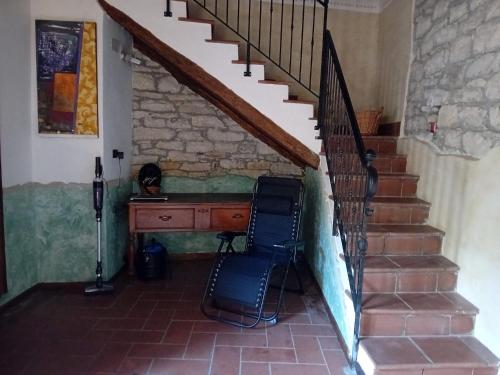 uma escada com uma secretária e duas cadeiras num quarto em Su Mulinu 