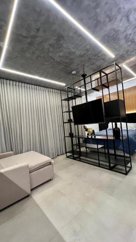 a room with a bed and a couch in a room at Lindo flat em prédio luxuoso - Excelente localização in Goiânia