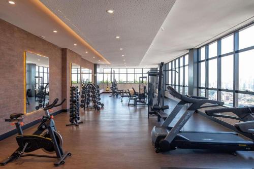 a gym with treadmills and exercise equipment in a building at Lindo flat em prédio luxuoso - Excelente localização in Goiânia