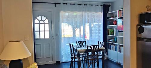 een eetkamer met een tafel en stoelen en een raam bij Casa CapiCorsu in Rogliano