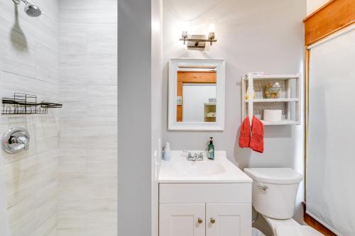 uma casa de banho com um lavatório, um WC e um chuveiro em Cozy Sunset Beach Studio Rental Near Beach and Golf! em Sunset Beach