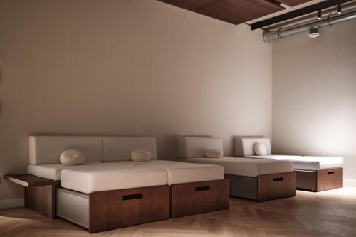 two beds in a room with two bedsitures at The Zipper Hotel und Apartments in Düsseldorf