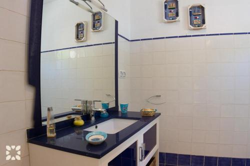 y baño con lavabo y espejo. en Villa Oasis by Abahana Villas, en Calpe
