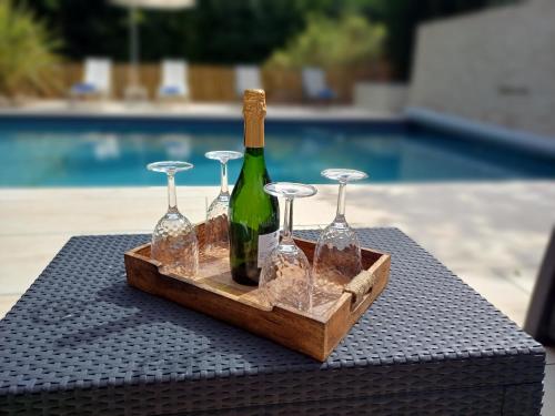 Minuman di La Longère Bordeaux gite de charme avec piscine
