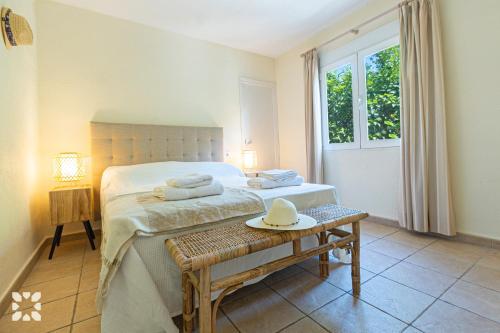 Un dormitorio con una cama y una mesa con un sombrero. en Villa Oasis by Abahana Villas, en Calpe
