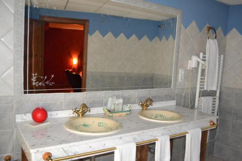 Ett badrum på Hotel Rural El Labriego by Vivere Stays