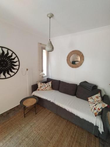 een woonkamer met een bank en een tafel bij Appartment mit Charme am Strand in La Pared