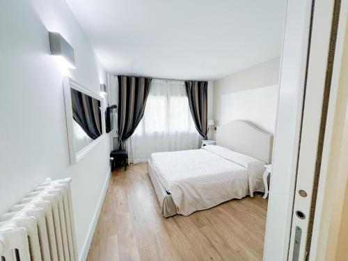 een witte kamer met 2 bedden en een raam bij Core Fiorentino in Florence