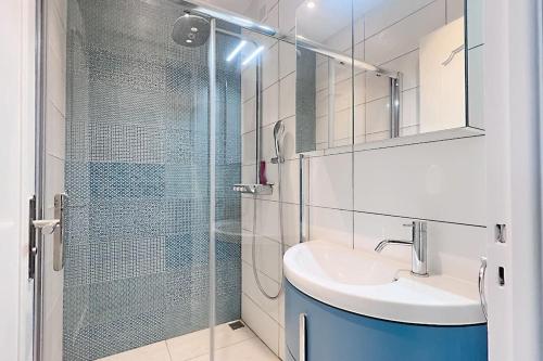 une salle de bain avec un lavabo et une douche en verre dans l'établissement La Baia Dei Ange, à Nice