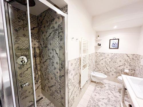 een badkamer met een douche en een toilet bij Core Fiorentino in Florence