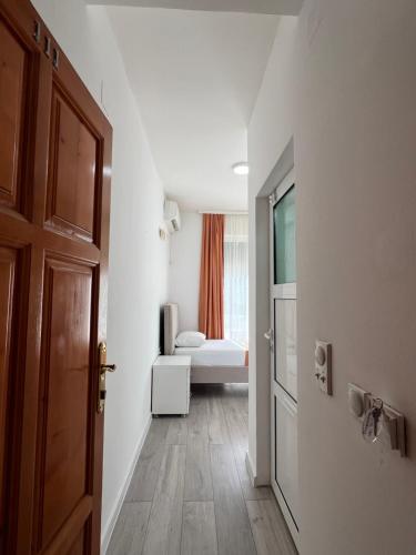 Ένα ή περισσότερα κρεβάτια σε δωμάτιο στο Apartments Fati & Flori
