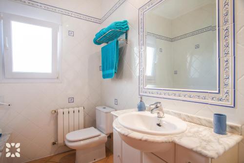 y baño con lavabo, aseo y espejo. en Villa Nasau by Abahana Villas, en Moraira
