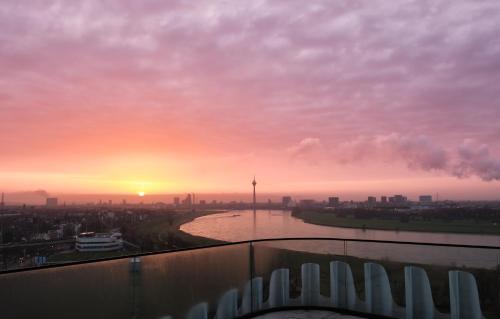 a view of a sunset from the top of a building at The Zipper Hotel und Apartments in Düsseldorf