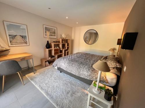 une chambre avec un lit, une table et un bureau dans l'établissement VILLA de charme avec piscine et jardin en bord de mer, à Saint-Cyprien