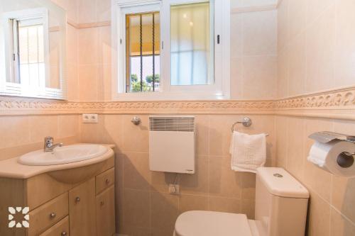 een badkamer met een toilet en een wastafel bij Villa Serenidad by Abahana Villas in Benissa