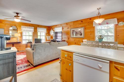 cocina y sala de estar con sofá y mesa en Cozy Cabin with Grill and Fire Pit By Dale Hollow Lake en Frogue