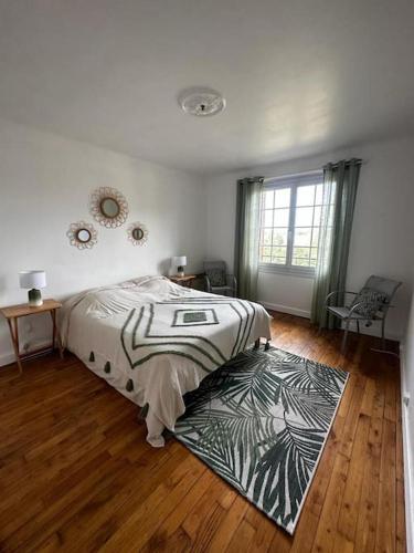 une chambre avec un lit et un parquet dans l'établissement Maison de campagne 5 min A20, à Brive-la-Gaillarde