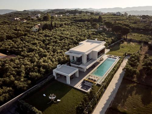 una vista aérea de una villa con piscina en Oresteia Presidential Villa, a Legendary Retreat, By ThinkVilla, en Gaïtánion