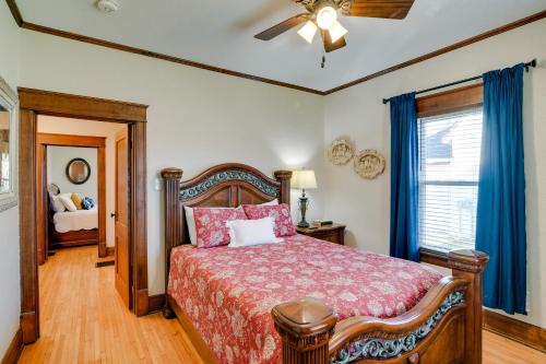 Tempat tidur dalam kamar di Charming Winterset Vacation Rental with Yard and Patio