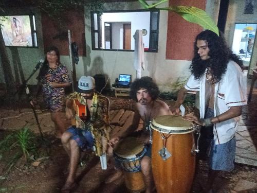 een groep mensen die drummen in een kamer bij Laroyê hostel in Pirenópolis