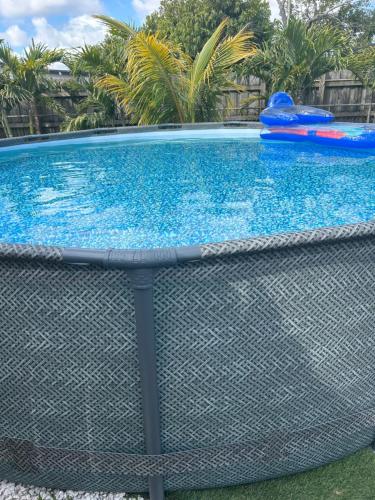 una gran piscina con una valla alrededor en Villa Pulido-Cardona, en Miami Gardens