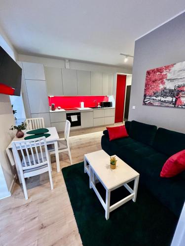 uma sala de estar com um sofá, uma mesa e uma cozinha em Apartment Targowa L9 em Lublin