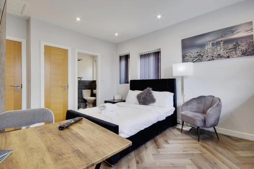 Llit o llits en una habitació de Wimbourne Road Apartment 1