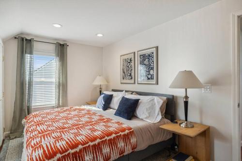 皇家橡的住宿－Vibrant and Spacious 4bd Home 5 Mins to DT Royal Oak，一间卧室设有一张大床和一个窗户。
