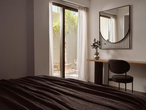 Ένα ή περισσότερα κρεβάτια σε δωμάτιο στο Oresteia Presidential Villa, a Legendary Retreat, By ThinkVilla