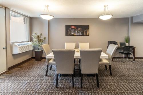 a dining room with a table and chairs at Hôtel Saint-Laurent Montréal in Montréal