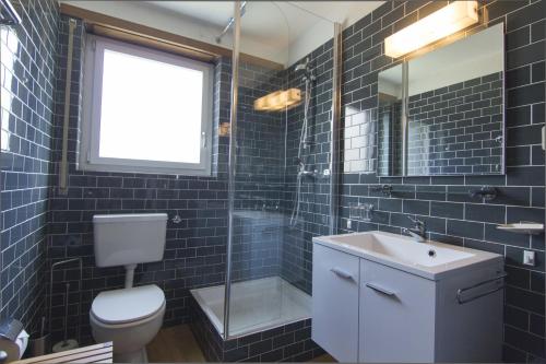 サースフェーにあるCresta 4のバスルーム(トイレ、洗面台、シャワー付)