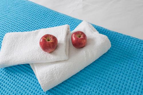 two apples sitting on top of a towel at Porto Bello di Paros in Parikia