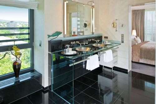 威斯巴登的住宿－威斯巴登杜瑞特帕拉斯酒店，一间带两个盥洗盆和大镜子的浴室