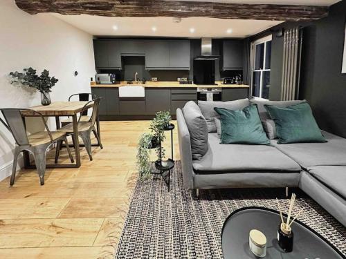 Ruang duduk di Cotswold Garden Cottage