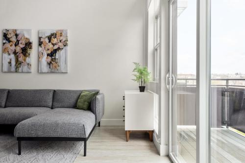 Χώρος καθιστικού στο On Cloud 9 - Curated Lifestyle Loft - Zuni Lofts