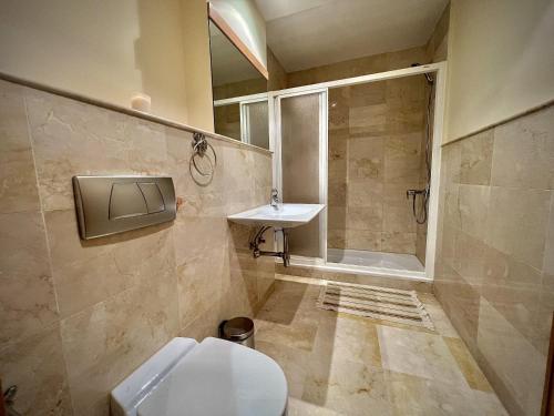 uma casa de banho com um WC e um lavatório em Marbella Los Monteros with Pool by Homing em Marbella