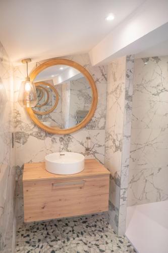 a bathroom with a sink and a mirror at Château du Parc - Gîtes & spas à Pézenas in Pézenas