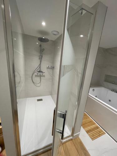 a shower with a glass door in a bathroom at FACE MER PIEDS DANS L'EAU DUPLEX 4 Chambres 155 M2 8-12 personnes in Berck-sur-Mer