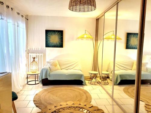 - une chambre avec 2 lits et un mur en verre dans l'établissement L'escale à 500m des plages, à Antibes