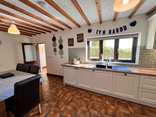 uma cozinha com um lavatório e uma bancada em 4 Bedroom Detached Farmhouse Mountain Views em Beaumaris