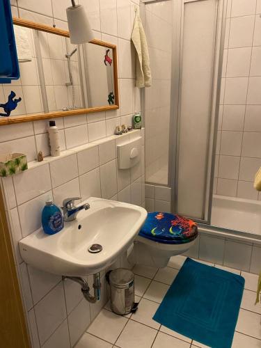 a bathroom with a sink and a toilet at Ferienwohnung HAPPYHOME Bahnhofnah gemütlich familiär in Arnstadt
