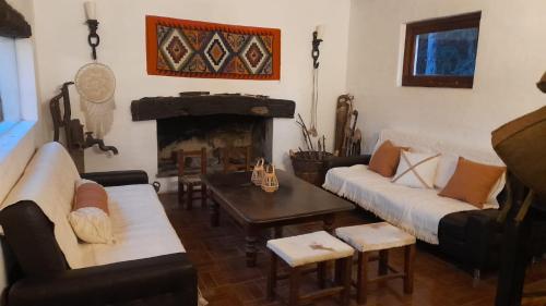 uma sala de estar com dois sofás e uma lareira em La Casa del Río em Córdoba