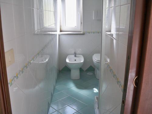 a small bathroom with a toilet and a sink at L'Isolana Case Vacanza Alloro 1 in Ponza