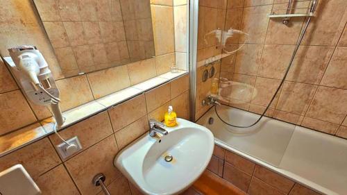 y baño con lavabo blanco y ducha. en Apartman broj 5 en Oberschleißheim