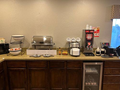 Η κουζίνα ή μικρή κουζίνα στο Boarders Inn & Suites by Cobblestone Hotels - Munising