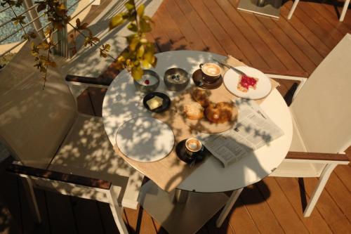 ein Teller mit Lebensmitteln auf einem Tisch auf einem Deck in der Unterkunft Hotel Mühlbacherhof in Algund